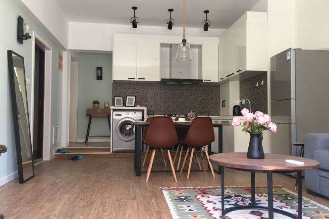 3BR 2BA Old House w/Outdoor Balcony on W.Jianguo Rd
