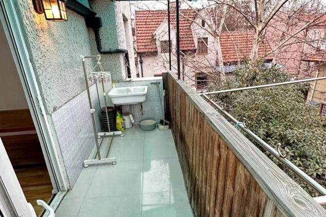Spacious and lovely 2 BRS with 2 terraces near Hengshan rd
