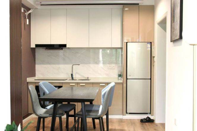 Redecorated 2Br w. Elevator @Jiashan Rd Station