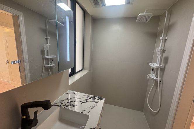 3 Brs, 1 Bath, Floor heating/ Central ac/Oven, 110 sqm @ Caobao metro L3&12