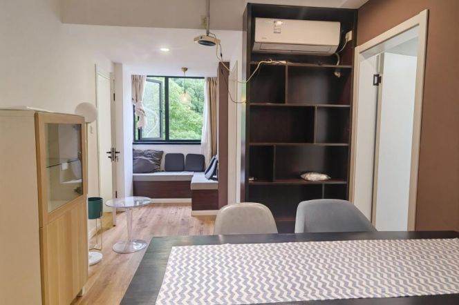 Cozy 2 br in XuHui. 3 mins walking to L 9/12 JiaShan Rd St. easy to DaPuQiao 