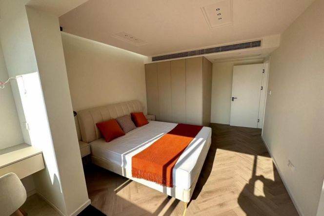 Sunny one bedroom Apt+Heating+central AC+oven @ L14 Wuding Rd