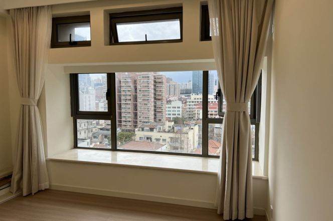 very modern 2brs floor heating nice furniture open balcony beside IAPM line 1,10,12 only 23K