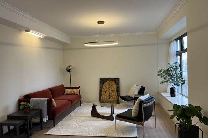 very modern 2brs floor heating nice furniture open balcony beside IAPM line 1,10,12 only 23K