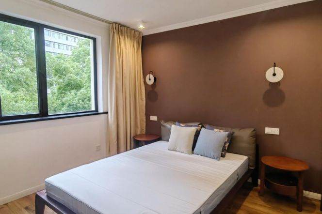 Cozy 2 br in XuHui. 3 mins walking to L 9/12 JiaShan Rd St. easy to DaPuQiao 