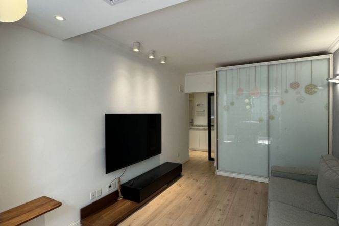 Spacious 1br with floor heating in Xuhui  Line 1/9/10/12  