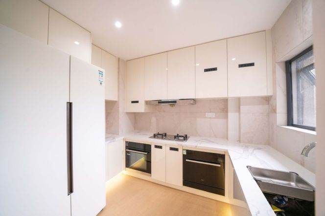 modern big 4brs floor heating modern furniture in Gubei close to line 15 Pedestrian street