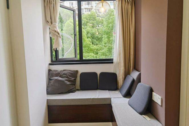 Cozy 2 br in XuHui. 3 mins walking to L 9/12 JiaShan Rd St. easy to DaPuQiao 
