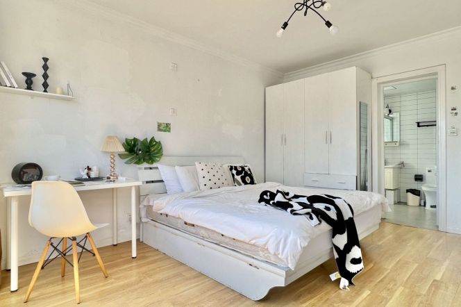 Master bedroom near Jiangsu rd, bright and cozy,clsoe to SJTU, with  private bathroom 