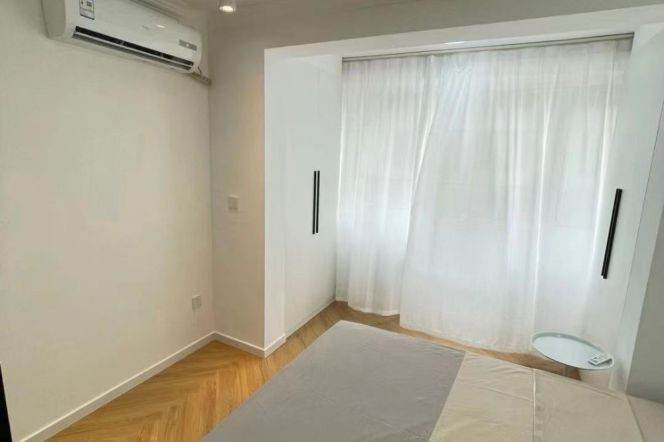 West Yan'an rd/elevator 1br 1lr/bright room/big living room,@L3/4