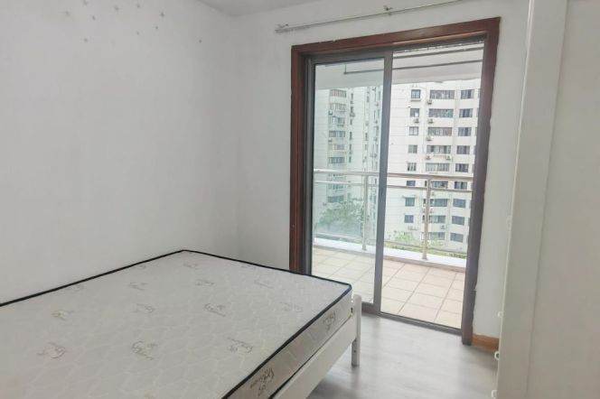 Good price 1 br with open balcony ,5 mins walking to L 1/9/11 XuJiaHui St.
