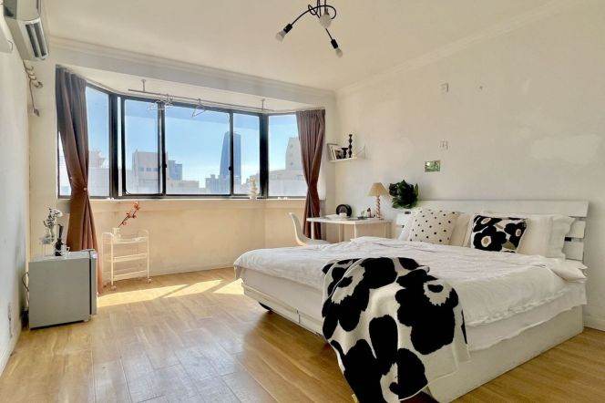 Master bedroom near Jiangsu rd, bright and cozy,clsoe to SJTU, with  private bathroom 
