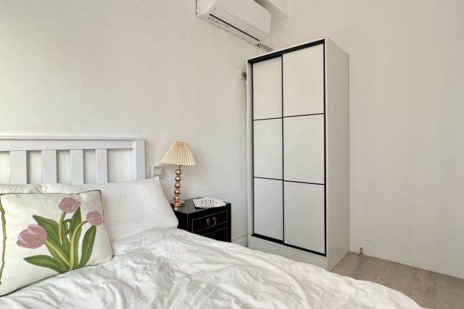 Bright room near Hanzhongrd,just 2 roommates, close to TJU,short/long lease ok 