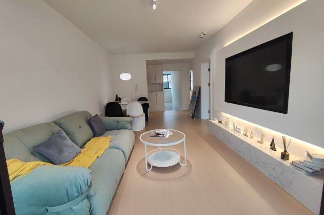 Balcony Charming 2Brs L10/15