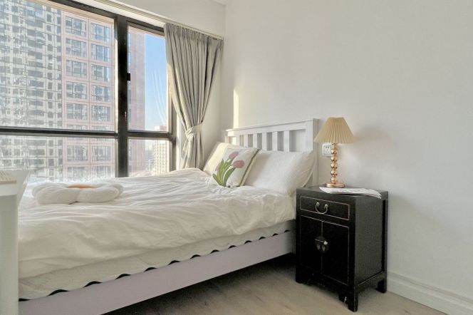 Bright room near Hanzhongrd,just 2 roommates, close to TJU,short/long lease ok 