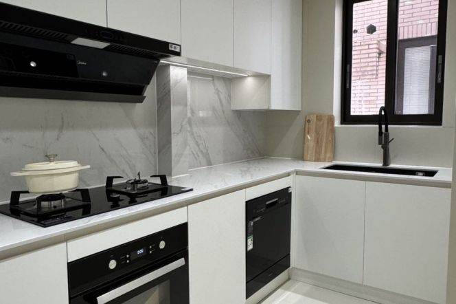 Big 3Br-2bathr 160Sqm /West Yan'an rd/Sunlight/South/Big Window/Balcony