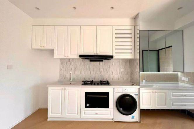 Sunny spacious 1br apt close to Jing'an temple,Line 2&7