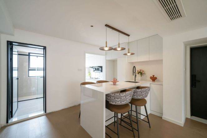 Cozy 2-Bedroom Apartment in Jing'an | Great Layout & Vibrant Surroundings