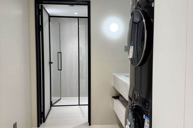 Big 3Br-2bathr 160Sqm /West Yan'an rd/Sunlight/South/Big Window/Balcony