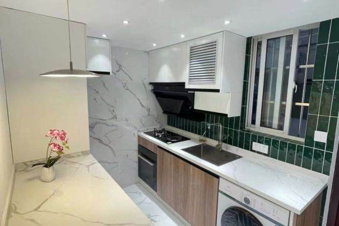 West Yan'an rd/elevator 1br 1lr/bright room/big living room,@L3/4