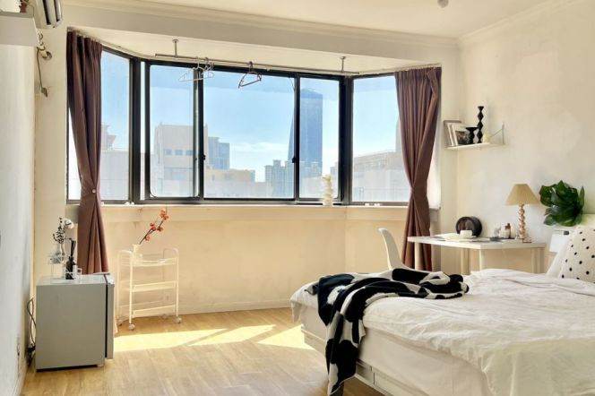 Master bedroom near Jiangsu rd, bright and cozy,clsoe to SJTU, with  private bathroom 
