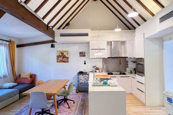 Jiangsu Rd Station 3+1Br/2Bath with Terrace Line2/11