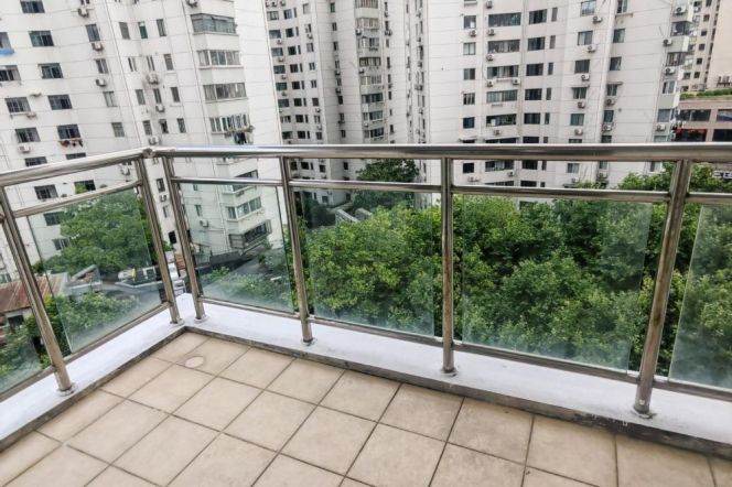 Good price 1 br with open balcony ,5 mins walking to L 1/9/11 XuJiaHui St.