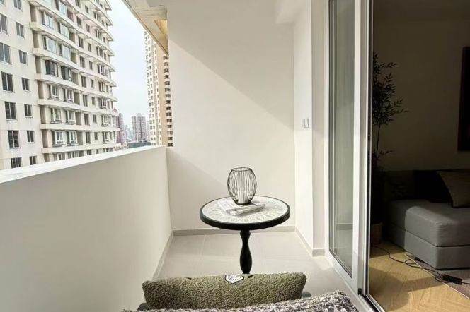 High-end 3-Bedroom Apartment in Jing'an | Full Heating & Central Ac