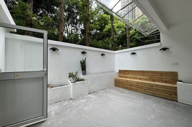 Spacious 1+1Br Apt + spacious private yard | Jiaotong Univer. Metro | Great sunshine | 11.6K