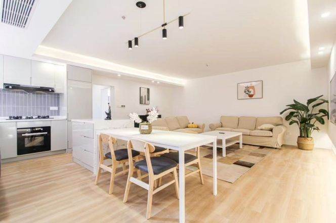 Spacious 3Brs/2Lrs/1Bt apt nr West nanjing rd,M2/12/13