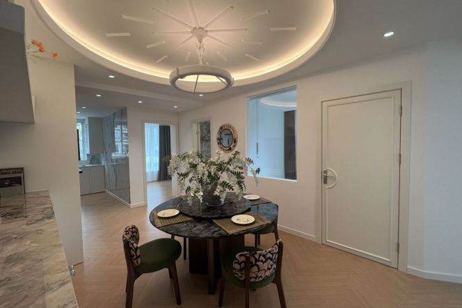  Premium 3BR East-End Unit with Floor Heating & Balcony — 26,800 RMB