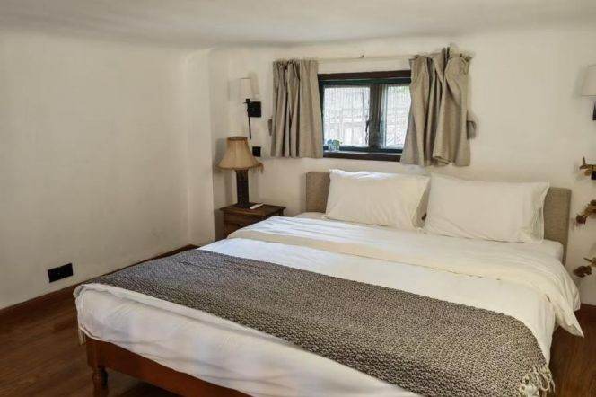 Charming 3Brs/2Lrs/1Bt apt nr Changshu rd,M1/7