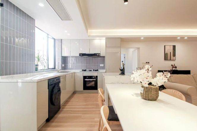 Spacious 3Brs/2Lrs/1Bt apt nr West nanjing rd,M2/12/13