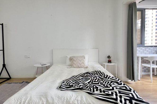 Master bedroom near People’s square, metro lines 1/3/8, close to TJU, advance booking accepted 