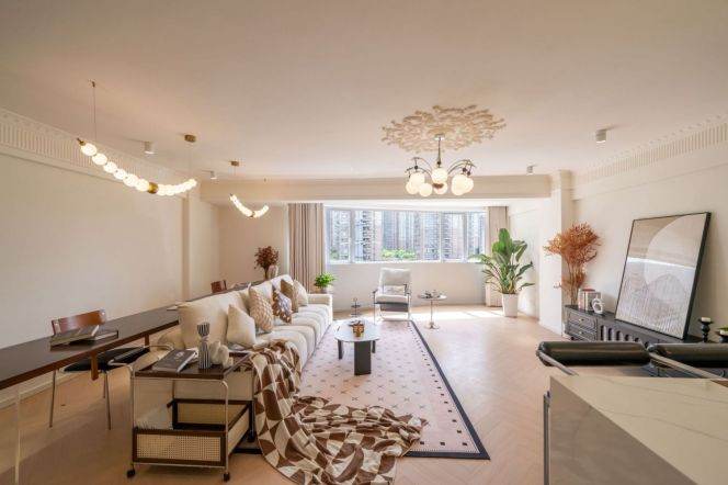 Elevator access | 3+1 bedrooms | Clubhouse, indoor swimming pool, café and gym on site