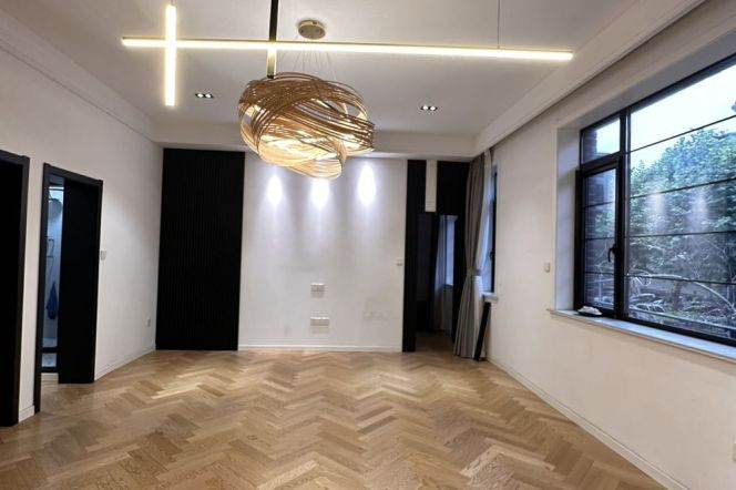 2BR with private bath, Weihai Rd, 4 mins to Metro 2/12/13 (Nanjing West Rd)