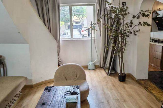 Charming 3Brs/2Lrs/1Bt apt nr Changshu rd,M1/7