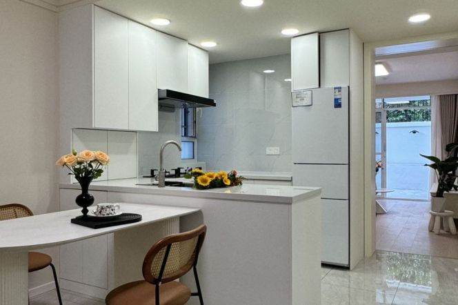 Spacious 1+1Br Apt + spacious private yard | Jiaotong Univer. Metro | Great sunshine | 11.6K