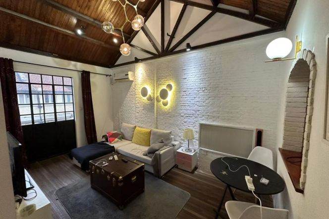High ceiling 2Brs/1Lr/1Bt apt nr South shanxi rd,M1/9/10/12