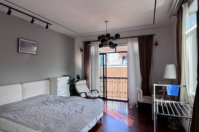 1Bdr 1Bath Apt/Spacious&Modern&Bright/huge terrace/ Line 2/7/14 Jing'an Temple/stairs