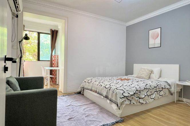 Master bedroom near West Nanjing rd, private bathroom,close to ESSCA, advance booking accepted 