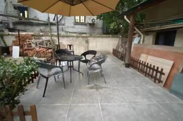 Spacious duplex one bedroom apt with outdoor yard near IAPM   