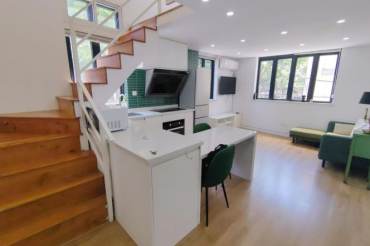 Bright duplex 1 br in Old XuHui, 6 mins walking to L9/12 JiaShan Rd St. near IAPM