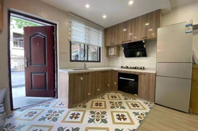Spacious duplex one bedroom apt with outdoor yard near IAPM   