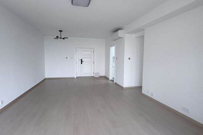 Newly Renovated 3BR 2BA Apt w/Balcony in Palace Court/iapm