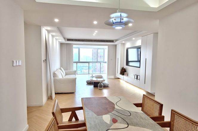Sky View: Modern 135sqm 3BR/2Bath in Jing'an w/ Open Views & Top Tech!