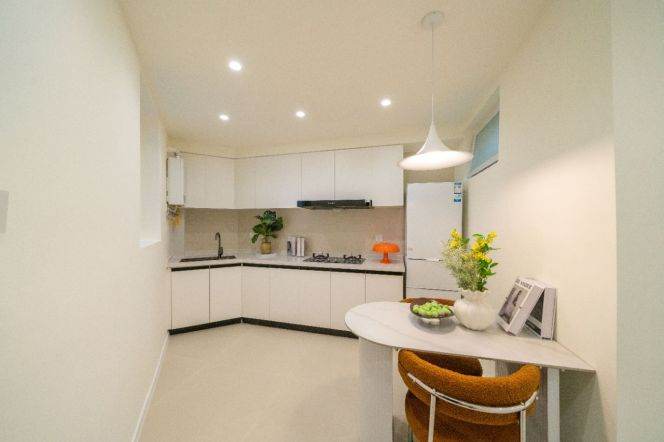 1br, subway L2,4,6,9Century Avenue, key,  balcony, 7k