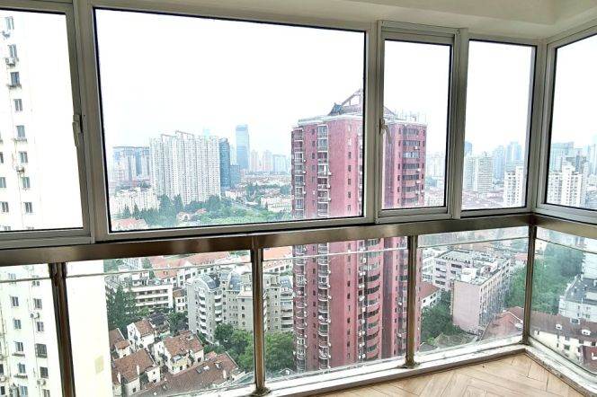 Sky View: Modern 135sqm 3BR/2Bath in Jing'an w/ Open Views & Top Tech!