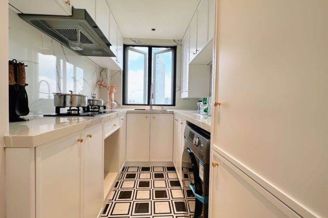 modern 2brs floor heating nice furniture near west nan jing road CBD line 2,12,13 only 20K