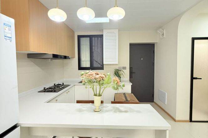 1br, big livingroom& garden, new, clean, key, malls, 8k